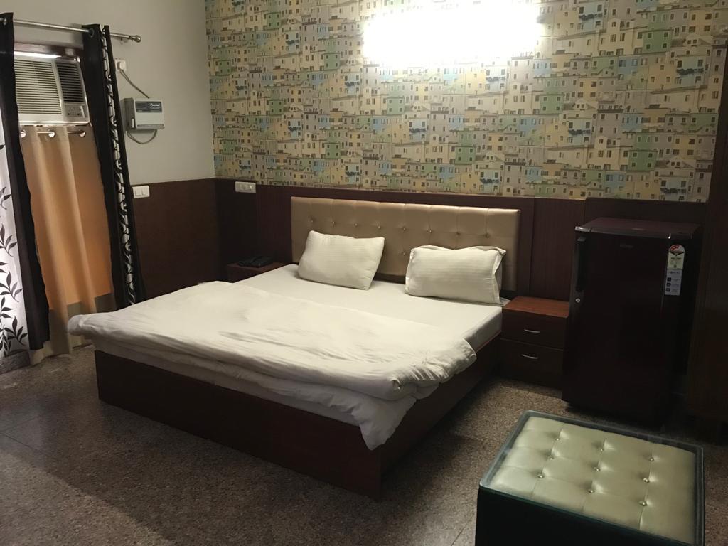 Hotels and Home stays near Ansal University, Gurgaon. Book your Stay now