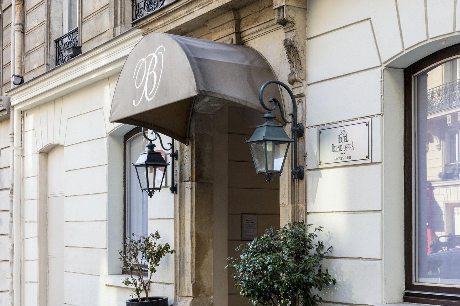 Hotels and Home stays near Louvre Rivoli Metro Station, Paris. Book your Stay now