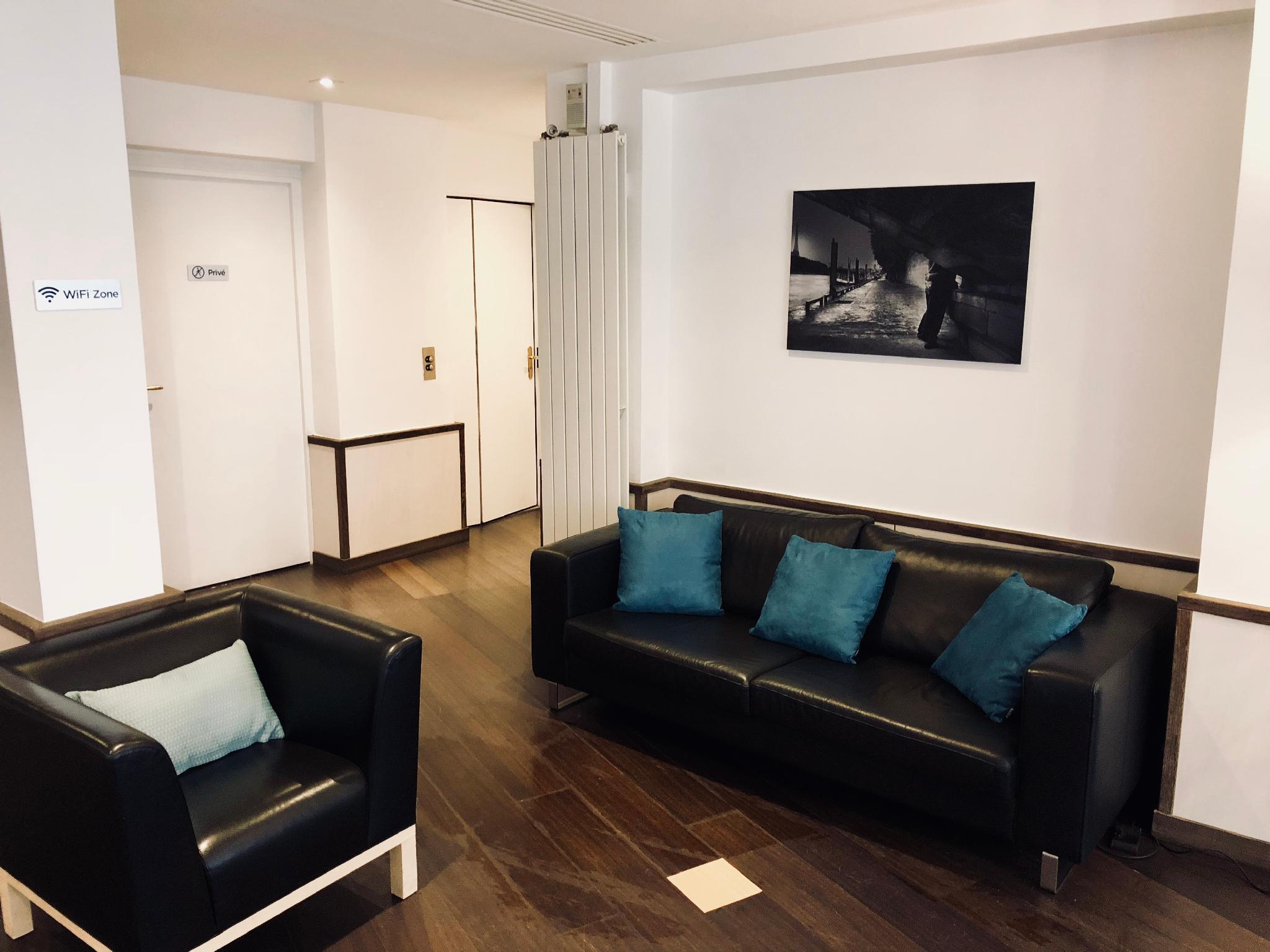 Hotels and Home stays near Champs Elysées-Clemenceau Metro Station, Paris. Book your Stay now