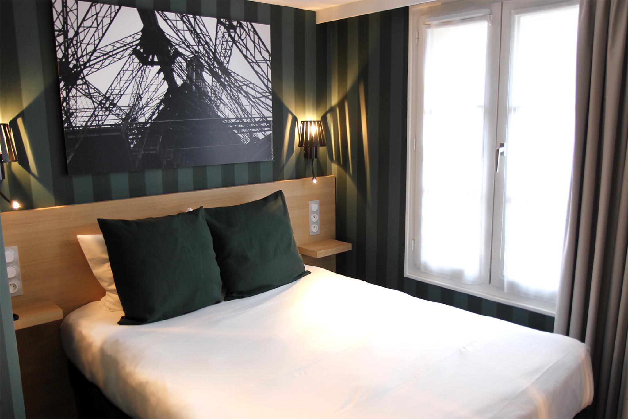 Hotels and Home stays near Europe Metro Station, Paris. Book your Stay now