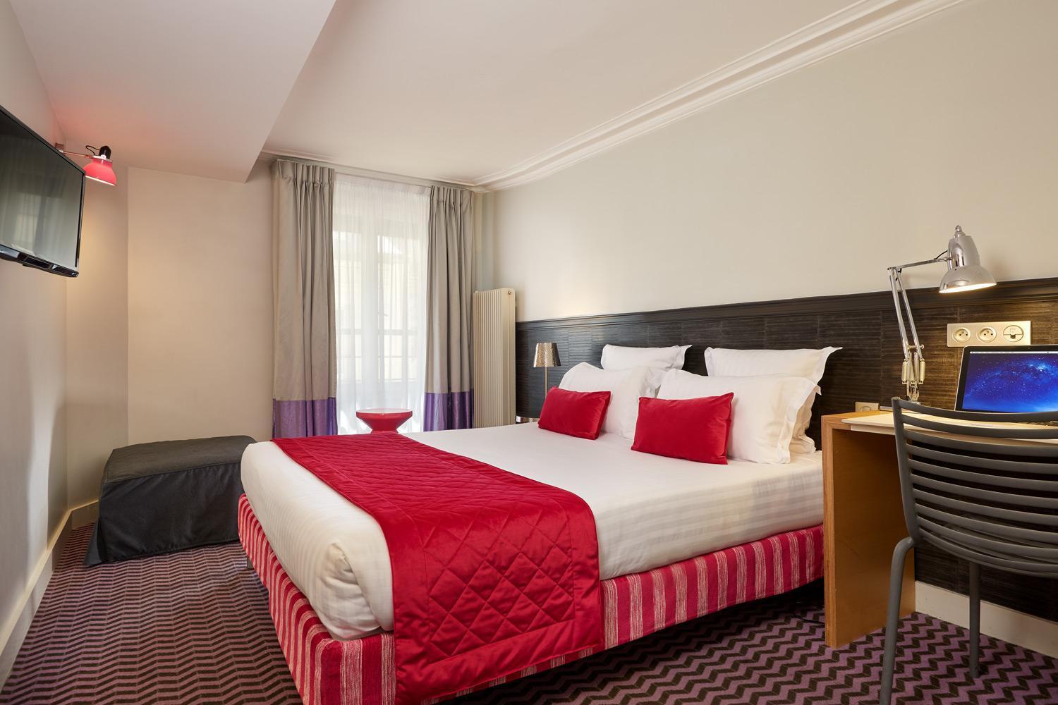 Hotels and Home stays near Alma Marceau Metro Station, Paris. Book your Stay now