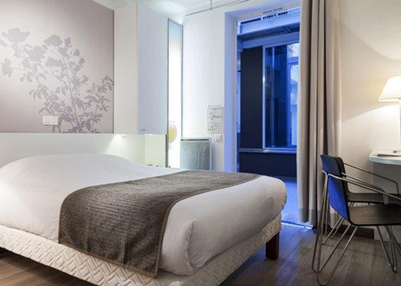 Hotels and Home stays near Charles de Gaulle-Etoile Metro Station, Paris. Book your Stay now